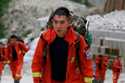 [월드피플+] 지진 더미서 구출된 소년, 14년 후 소방관 돼 동료 구하다 순직