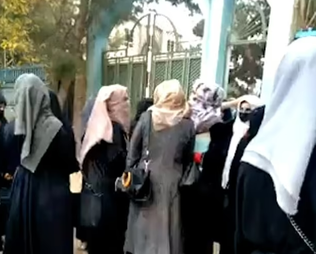 아프가니스탄을 장악한 탈레반이 여성 대학생들에게 부르카를 강요하며 채찍을 휘두르는 등 폭력을 행사했다
