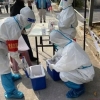 중국 지방 정부들, PCR 검사 유료화…눈덩이처럼 커진 방역 비용