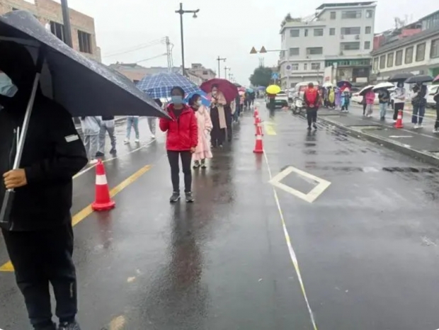 지방 재정 악화를 이유로 코로나19 PCR검사 비용을 주민들이 부담해야 하는 지역이 점차 늘어나는 분위기다. 출처 웨이보