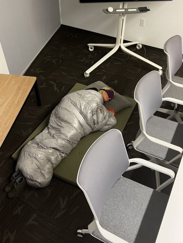 트위터 직원 에번 존스는  2일 새벽 2시쯤 직장 상사 에스터 크로퍼드가 사무실 바닥에서 자고 있는 모습을 사진으로 찍어 본인 트위터 계정에 공개했다. / 사진=에번 존스 트위터