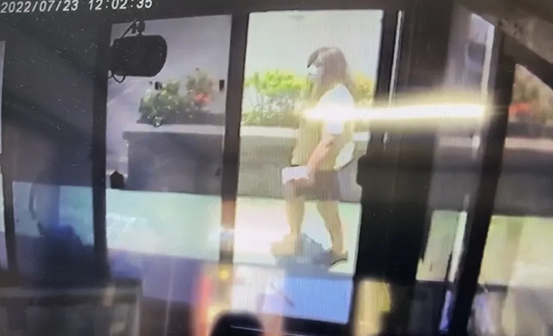 대만의 한 여자고등학교 CCTV에 포착된 40대 남성