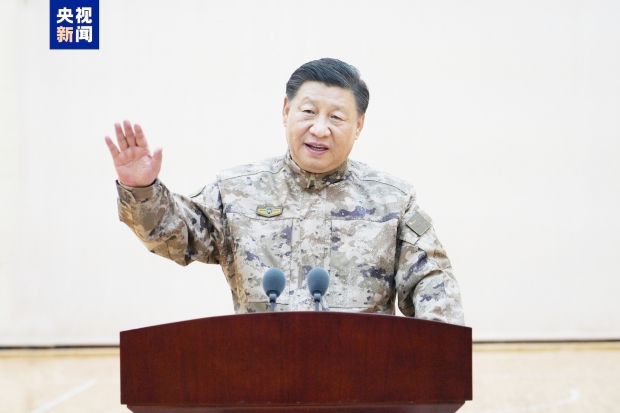 8일(현지시간) 오후 군복을 입고 군사위원회 합동작전지휘센터를 둘러본 시진핑 중국 국가 주석. 중국 중앙방송(CCTV) 계열 매체 양스신원 캡처