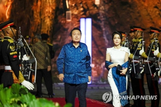 윤석열 대통령과 김건희 여사가 15일 오후 인도네시아 발리 가루다 위스누 끈짜나 문화공원에서 열린 G20 정상회의 환영 만찬에 참석하고 있다. 2022.11.15 연합뉴스