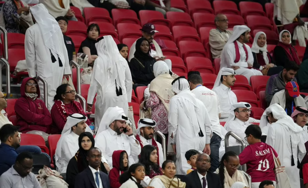 카타르 홈 관중 중 상당수는 개막전 전반전 경기가 끝나자 경기장을 떠났고, 경기가 끝날 무렵엔 관중석의 3분의 1 정도가 비어버렸다