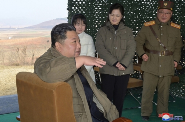 지난 18일 김 위원장은 시험발사장에 딸(가운데)과 동행한 사실도 확인됐다. 김 위원장의 딸이 공개석상에 등장한 사실이 보도된 것은 이번이 처음이다 연합뉴스