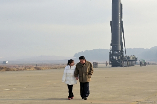 지난 18일 김 위원장은 시험발사장에 딸과 동행한 사실도 확인됐다. 김 위원장의 딸이 공개석상에 등장한 사실이 보도된 것은 이번이 처음이다 연합뉴스