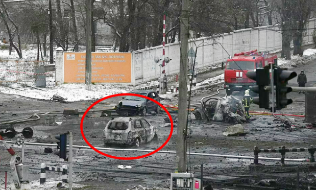 지난 23일 러시아군 공습을 받은 키이우 대로변에는 화염에 휩싸이다 결국 뼈대만 남은 자동차와 흩날리는 잿더미만 남았다. AP 연합뉴스