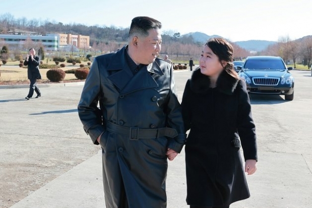지난 18일 대륙간탄도미사일 화성-17형 발사 현장에 이어, 성공적인 발사를 격려하는 자리에 김주애가 다시 등장했다 사진 연합뉴스