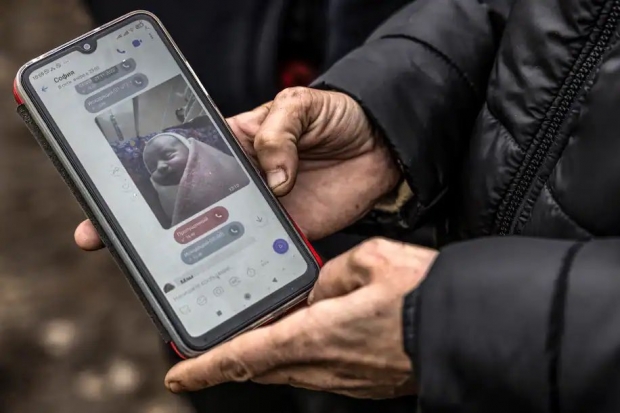 숨진 아기의 생전 모습. / 사진=비셰그라드 24 트위터