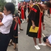 대학 졸업식서 오빠 앞에 무릎 꿇고 절한 여동생의 사연 [여기는 동남아]