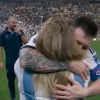[영상] 아르헨 우승 확정 직후 ‘축신’ 메시에게 달려간 여성 알고보니