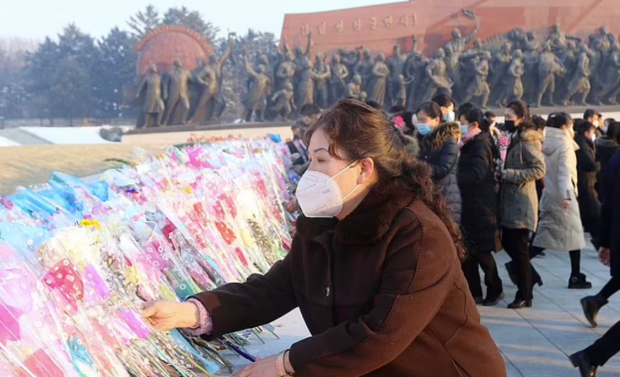지난 17일 영하 10도 안팎의 추운 날씨에도 야외에서 열린 김정일 북한 국방위원장 추도행사에 참석한 북한 여성 주민. AP 연합뉴스