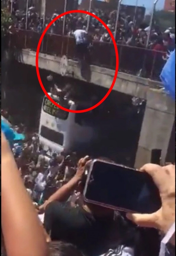 2022 카타르 월드컵에서 우승을 차지한 아르헨티나 축구 국가대표팀의 우승 기념 카퍼레이드에 몰린 인파 일부가 선수단이 탄 2층 버스에 타기 위해 다리에서 뛰어내리는 모습