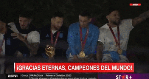 메시와 앙헬 디 마리아, 로드리고 데 폴 등이 버스를 타고 가다 전선에 목이 감길 뻔한 장면이 카메라에 포착됐다. 다행히 이들은 재빨리 고개를 숙여 사고를 피했다.