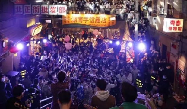 후난성 창사시의 대표적인 관광지역인 우이광장에 몰린 인파 모습 후난성 창사시의 대표적인 관광지역인 우이광장에 몰린 인파 모습