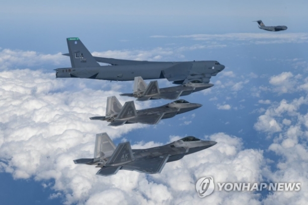 지난달 20일 한미 연합공군훈련을 위해 한반도 인근에 전개한 미국 B-52H, F-22, C-17이 비행하고 있다. 2022.12.20  연합뉴스. 국방부 제공