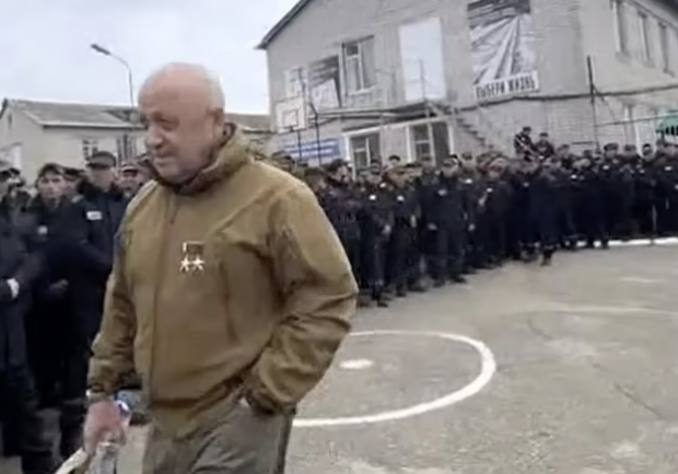 지난해 9월 와그너 그룹 창설자 예브게니 프리고진이 러시아의 한 교도소를 찾아 전쟁터에 나갈 군인을 모집하고 돌아가는 모습