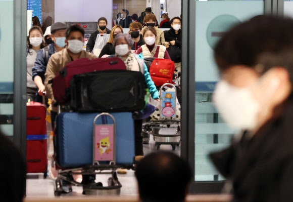 정부가 중국발 입국자에 대해 코로나19 검사를 의무화하기로 발표한 지난달 30일 오전 인천국제공항 제1터미널 입국장을 통해 많은 여행객들이 입국하고 있다.연합뉴스