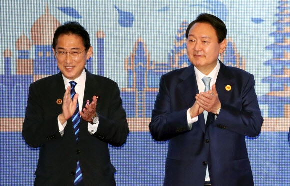 윤석열 대통령이 지난해 11월 12일 캄보디아 프놈펜의 한 호텔에서 열린 아세안(동남아국가연합)+3(한중일) 정상회의에 참석, 기시다 후미오 일본 총리와 기념촬영을 하고 있다. 연합뉴스
