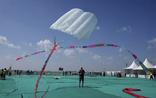 인도 북서부 구자라트주(州)에서 열린 국제 연날리기 축제(사진)에서 날카로운 유리가루를 바른 연줄에 목이 감기거나 베여 6명이 숨지는 안타까운 사고가 발생했다. 위 사진은 사고와 직접적인 관계가 없음. AP 연합뉴스