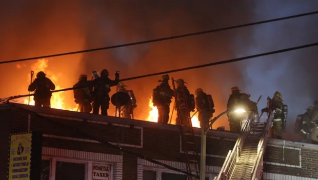 미국 로스앤젤러스의 한 아파트에서 고의로 불을 질러 소방관 1명을 죽게 한 용의자에 대해 화재 진압 비용 등 천문학적인 배상액을 시 당국이 청구할 가능성이 제기됐다. 출처 트위터