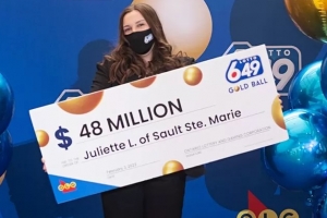 캐나다 18세 여대생, 첫 구매 복권서 448억원 당