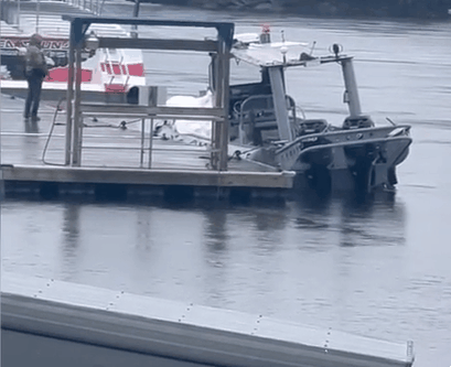 미국 현지시간으로 5일, 전날 머틀비치 상공에서 격추된 뒤 떨어진 풍선의 잔해를 수거하는 미군 당국 관계자들의 모습