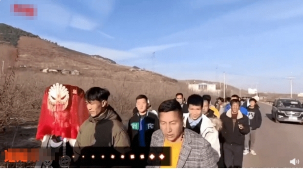 중국의 음력설인 춘제에 고향의 가족들을 찾았다가 낯선 남성과의 결혼을 강요받은 19세 소녀의 안타까운 사연이 공개됐다. 출처 웨이보 중국의 음력설인 춘제에 고향의 가족들을 찾았다가 낯선 남성과의 결혼을 강요받은 19세 소녀의 안타까운 사연이 공개됐다. 출처 웨이보