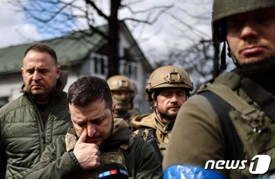 볼로디미르 젤렌스키 우크라이나 대통령이 2022년 4월 4일 (현지시간) 우크라이나 군이 탈환한 수도 키이우 인근 부차의 집단 학살 현장을 방문한 뒤 눈물을 훔치고 있다. AFP=뉴스1