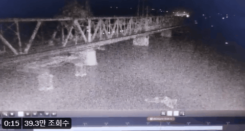 10일(현지시간) 러시아군의 해상 드론이 몰도바와 루마니아 등지로 연결되는 우크라이나의 주요 다리를 폭파하는 모습이 카메라에 포착됐다