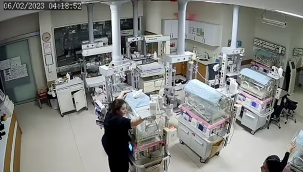 규모 7.8의 지진이 강타했을 당시인 6일 새벽 4시 17분경, 최초 진앙지인 동남부 가지안테프의 한 병원 신생아집중치료실 간호사들이 신생아를 보호하고 있다