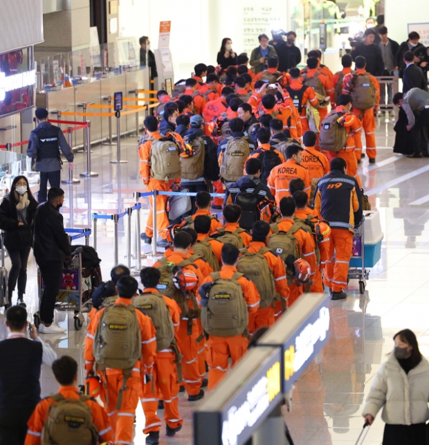 튀르키예 지진 실종자 수색 등을 위한 대한민국 긴급구호대(KDRT) 대원들이 7일 오후 인천국제공항 제1여객터미널에서 군 수송기 탑승을 위해 이동하고 있다. 정부는 외교부, 소방청, 코이카, 국방부 등으로 구성된 110여 명의 긴급구호대를 튀르키예로 파견했다. 연합뉴스