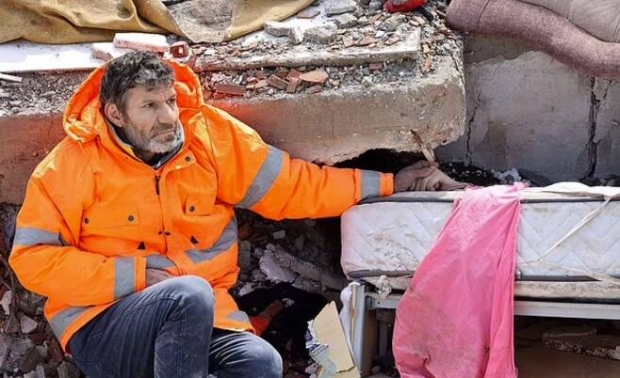 6일(현지시간) 새벽 튀르키예와 시리아 일부 지역이 규모 7.8의 강진으로 폐허가 된 가운데, 7일 메수트 한세르씨가 지진 잔해에 깔려 숨진 15세 딸의 손을 잡고 있다. 2023. 2. 8 AFP 연합뉴스