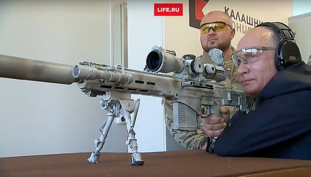 새로 개발된 저격 소총을 시범 발사하는 블라디미르 푸틴 러시아 대통령