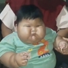 또래 3배 크기…‘아빠 옷’ 입는 인니 16개월 아기의 사연