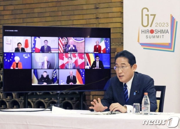 주요7개국(G7) 정상들이 24일(현지시간) 볼로디미르 젤렌스키 우크라이나 대통령과 함께 화상회의를 하고 있다. 올해 G7 의장국인 일본의 기시다 후미오 일본 총리가 회의에 참석한 모습. 23.02.24 로이터=뉴스1