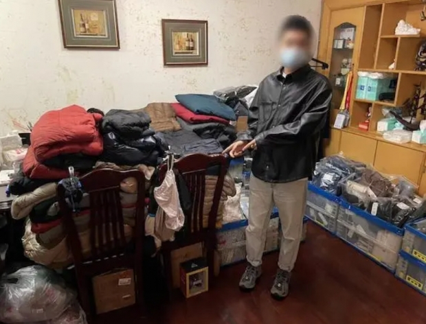 중국 상하이의 한 유명 의류 상점의 직원이 무려 4년간 800벌의 제품을 훔쳐 중고 사이트를 통해 되팔아 부당 이득을 챙긴 사실이 뒤늦게 공개돼 논란이 되고 있다. 출처 웨이보