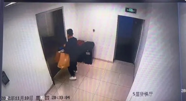 중국 상하이의 한 유명 의류 상점의 직원이 무려 4년간 800벌의 제품을 훔쳐 중고 사이트를 통해 되팔아 부당 이득을 챙긴 사실이 뒤늦게 공개돼 논란이 되고 있다. 출처 웨이보