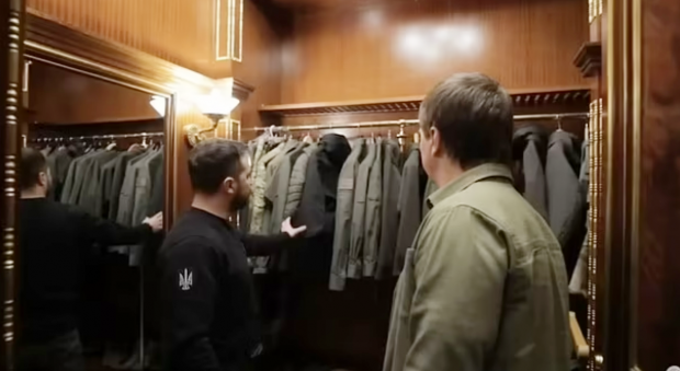 볼로디미르 젤렌스키 우크라이나 대통령이 개전 후 머물고 있는 키이우 외곽의 지하 벙커 내부를 소개하고 있다.