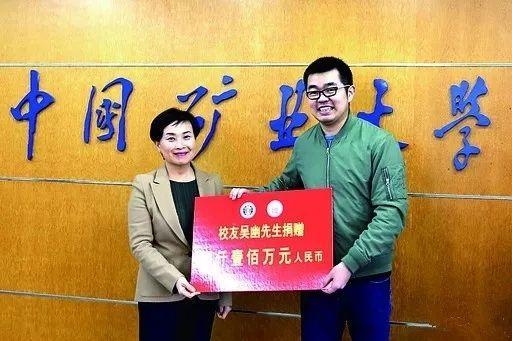 중국에서 모교에 고액의 기부를 약속했다가 재정 악화로 기부 약속을 지키지 못한 남성 우 씨(오른쪽)가 대학 측으로부터 소송을 당한 사건이 발생했다.