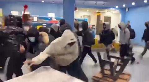 미국 뉴욕 퀸즈 상점가에 소재한 중식당에 10대 청소년으로 보이는 남성 10여명이 몰려와 식당 내부를 부순 뒤 도주하는 사건이 발생했다. 출처 웨이보