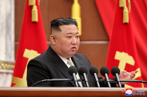 김정은 북한 국무위원장은 지난 1일 농촌발전 전략과 경제 활성화 방안 마련을 위한 노동당 중앙위원회 제8기 제7차 전원회의 확대회의에서 “농장들에서 정보당 수확고를 높이도록 하는데 중심을 두고 투쟁하는 것이 중요한 농업생산지도 원칙으로 되여야 한다”고 밝혔다고 조선중앙통신이 2일 보도했다. 2023.3.2 조선중앙통신 연합뉴스
