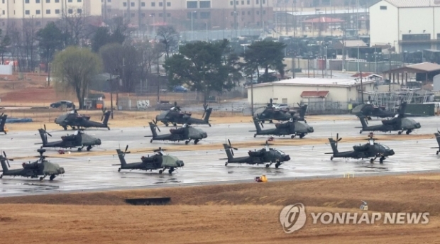 한국과 미국이 13일 0시 기준으로 대규모 야외 기동훈련이 포함된 ‘자유의 방패’(프리덤실드·FS) 연합연습에 돌입했다. 전날 오후 경기도 평택시 캠프 험프리스에 아파치 헬기가 계류되어 있다. 2023.3.12 연합뉴스