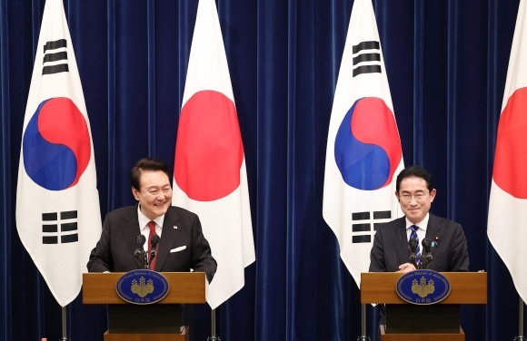 윤석열 대통령과 기시다 후미오 일본 총리가 16일 일본 도쿄 총리 관저에서 한일 정상회담 결과를 설명하는 공동 기자회견을 열고 있다. 이날 두 정상은 앞으로 형식에 구애받지 않고 셔틀외교를 복원하기로 합의하는 등 한일 협력 방안을 논의했다. 도쿄 연합뉴스. 2023. 03. 16