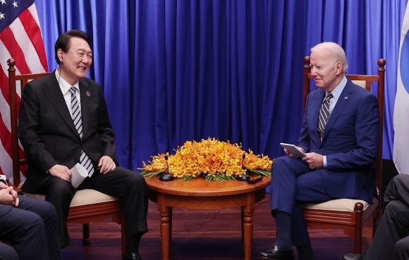 2022년 11월 아세안(ASEAN·동남아국가연합) 정상회의를 계기로 캄보디아 프놈펜에서 한미 정상회담을 가진 윤 대통령이 바이든 대통령과 대화하며 웃고 있는 모습. 서울신문DB