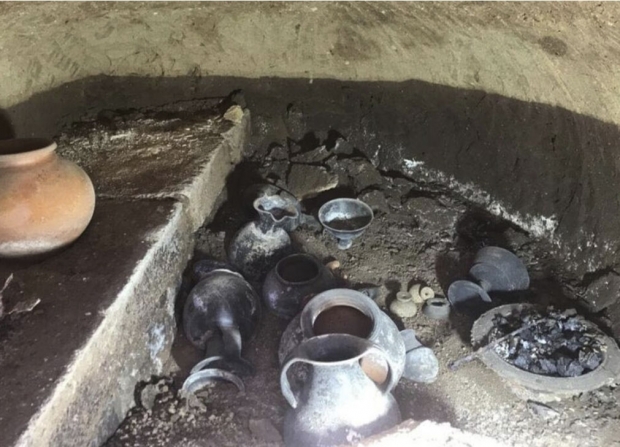 청동 화로 안에서 석탄과 쇠꼬챙이가 함께 발견됐다. / 사진=불치 고고학 공원