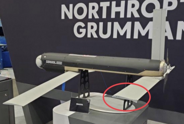 밀리타르니는 이번에 러시아 군인들이 공개한 드론 잔해가 크기와 모양 등 여러 세부 특징으로 봤을 때 스위치블레이드 600이라는 미국제 자폭드론이라고 밝혔다. 그러면서 드론의 날개 배치와 프로펠러 디자인이 같다는 점을 그 이유로 들었다. / 사진=우크레인 프런트 트위터