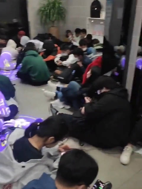 노동절 연휴에 관광객들이 몰리면서 숙박 시설을 이용하지 못한 관광객들이 공공 화장실에서 노숙을 하는 등 불편을 겪는 사례가 알려져 논란이다. 출처 웨이보