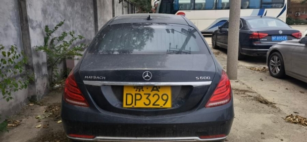 메르세데스 벤츠의 최고급 라인업인 메르세데스 마이바흐 S600 차량이 중국의 한 길가에 세워져 있다. 출처 웨이보